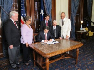 Gov. Rick Perry signs legal aid funding bill